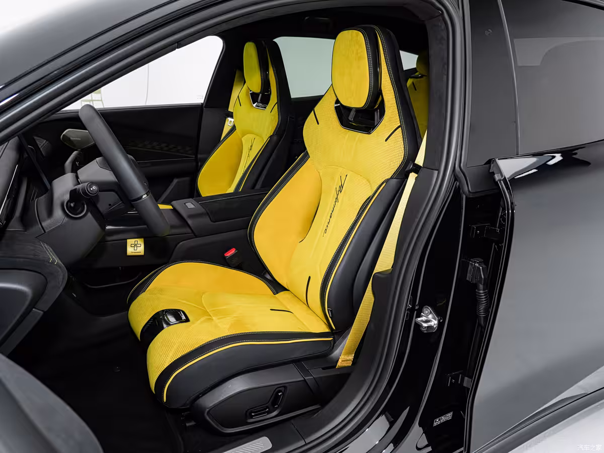 2025 Lynk & Co 10 interior with 15.4-inch floating screen and HUD