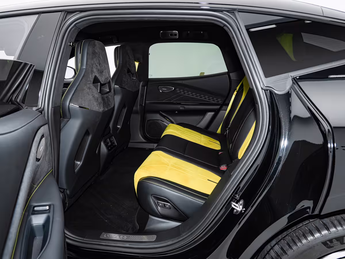 2025 Lynk & Co 10 interior with 15.4-inch floating screen and HUD