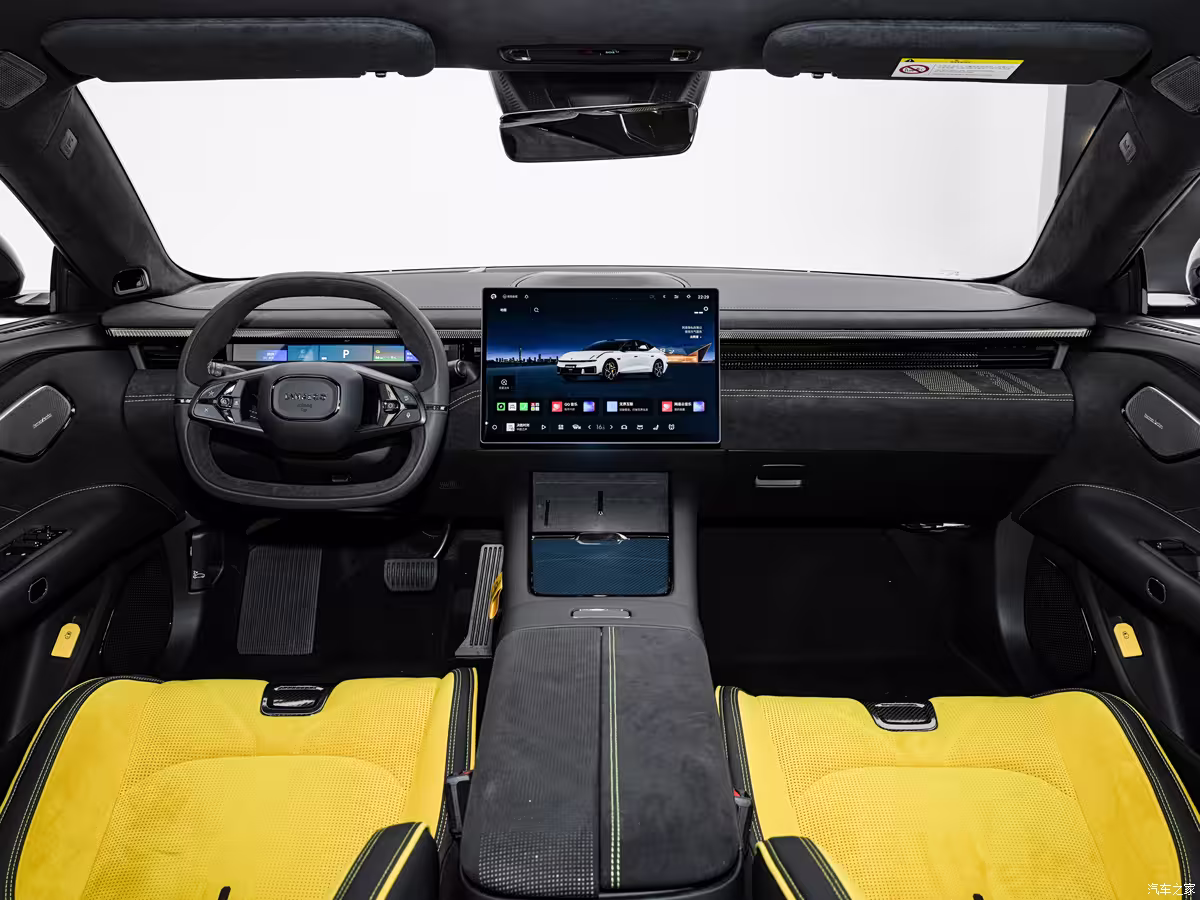 2025 Lynk & Co 10 interior with 15.4-inch floating screen and HUD