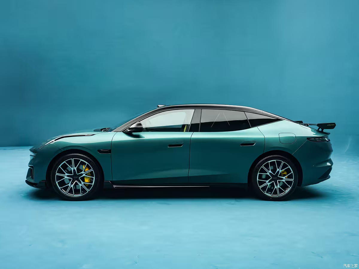 2025 Lynk & Co 10 side profile showing semi-hidden door handles