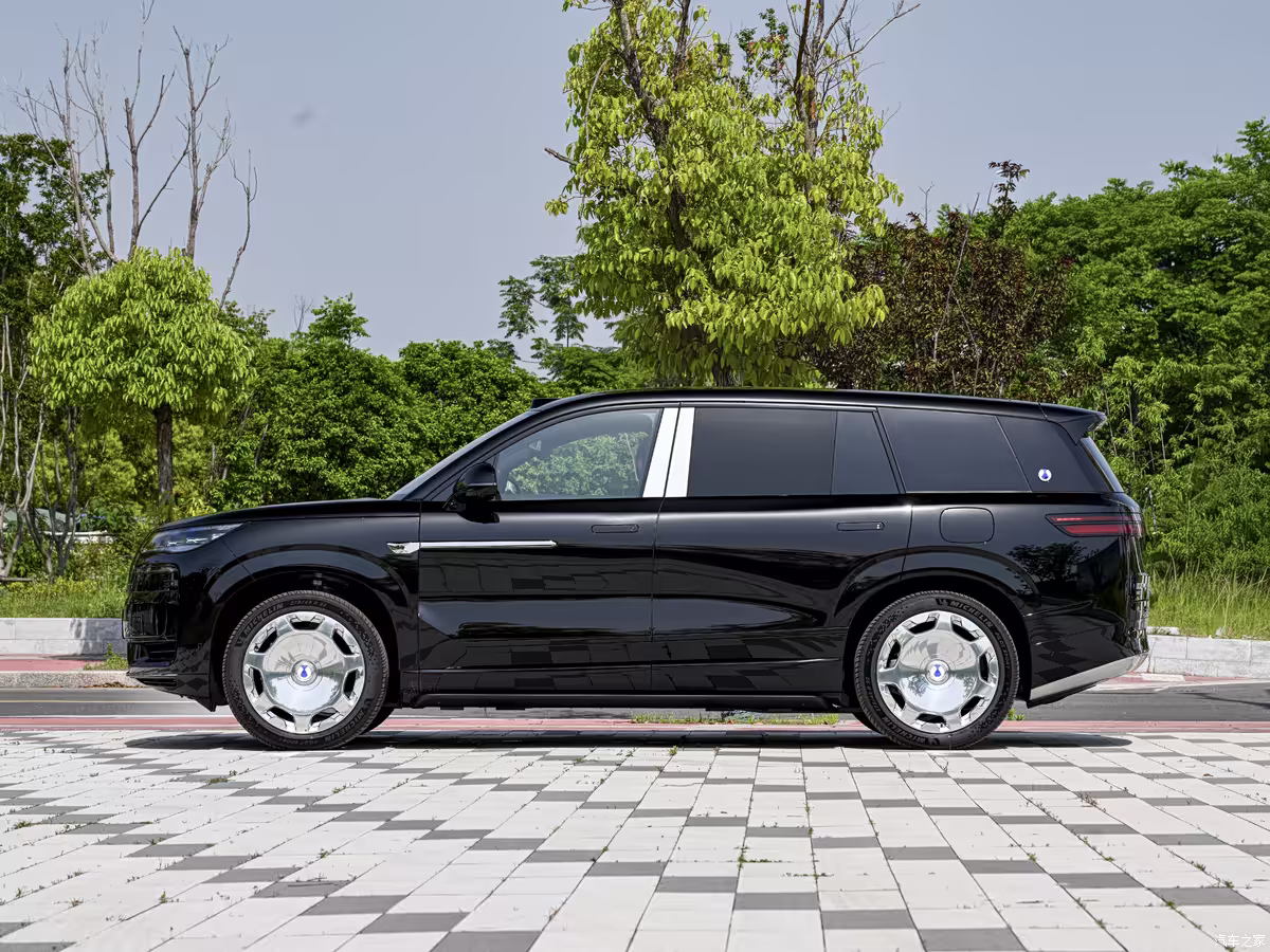 BYD's premium Denza brand has officially launched the upgraded N9 Flash Charge Edition, bringing a significant powertrain overhaul and faster charging infrastructure to one of China's most ambitious luxury SUVs. Three variants are available, priced from 409,800 to 469,800 yuan ($56,400–$64,600).
The N9 Flash Charge Edition debuted on May 18, 2026, marking a meaningful step forward for the model. The headline upgrade is the integration of BYD's second-generation Blade Battery paired with proprietary flash-charging technology, pushing pure-electric CLTC range from the previous figure up to 420 km. Denza says the brand's fast-charging network will expand aggressively by the end of 2026, with station coverage reaching within 3 km in Tier-1 and Tier-2 cities, 5 km in Tier-3 and Tier-4 cities, and 6 km in Tier-5 and Tier-6 cities.
Design: Familiar Silhouette, Premium New Touches
Visually, the Flash Charge Edition stays true to the existing N9's aesthetic. A closed front grille pairs with dual-layer LED headlight clusters to create a distinctive face, while new 22-inch mirror-forged alloy wheels add a sharper luxury edge. The SUV's footprint remains substantial: 5,258 mm long, 2,030 mm wide, and 1,830 mm tall, riding on a 3,125 mm wheelbase — dimensions that put it firmly in full-size luxury SUV territory.
Interior: Three Screens, 50-Inch HUD, and AI Cabin
Step inside and the N9 Flash Charge Edition makes an immediate impression. The dashboard is dominated by a 17.3-inch central touchscreen flanked by a 13.2-inch front-passenger entertainment display and a 13.2-inch instrument cluster. Above the windshield, a class-leading 50-inch head-up display projects navigation and driving data at scale.
Material quality has been upgraded across the board — real wood trim panels, metal control buttons, and an Alcantara headliner replace lesser materials, while diamond-quilted leather seating reinforces the premium positioning. The cabin also gains a next-generation AI smart cockpit system with multiple magnetic attachment points for accessory expansion. Driver-assistance duties are handled by Denza's Eye of God 5.0 (天神之眼 5.0) advanced driving system.
Powertrain: 2.0T PHEV + Three Electric Motors, 3.7-Second Sprint
The Flash Charge Edition uses a plug-in hybrid architecture anchored by a 2.0T turbocharged petrol engine producing 207 hp, combined with a three-motor electric system. The front motor delivers 200 kW, while each rear motor produces 240 kW — giving a combined system output of 680 kW. The result: a 0–100 km/h time of 3.7 seconds for a vehicle of this size and weight.
Total range is equally impressive. The battery-only CLTC figure stands at 420 km, while the combined petrol-electric range reaches 1,520 km — making long-distance trips genuinely effortless.
e³ Technology: Crab Walk, Zero-Radius Turns, and Active Torque Vectoring
Perhaps the most technically ambitious aspect of the N9 Flash Charge Edition is its e³ (Yi San Fang) multi-motor platform, which enables each motor to drive and brake independently. This is complemented by BYD's Yunchen-A (云辇-A) adaptive suspension system. Together, the two technologies unlock a suite of capabilities rarely seen outside of purpose-built performance vehicles:Minimum turning radius of 4.65 metres — exceptional for a vehicle of this length
Compass turn (pivot spin) — zero-radius U-turn using opposing wheel torques
e³ self-parking mode — precision low-speed maneuvering assisted by independent motor control
15° intelligent crab walk — lateral diagonal movement for tight parking scenarios
Low-grip surface stability control
High-speed blowout stabilisation
VMC (Vehicle Motion Control) — coordinated torque management across all three motorsRear-axle dual-motor independent steering spans ±20°, giving the N9 a dynamic agility that belies its full-size dimensions.
Verdict
The Denza N9 Flash Charge Edition raises the bar in China's increasingly competitive luxury PHEV SUV segment. With a second-generation Blade Battery, 1,520 km total range, 680 kW of combined output, and an expanding flash-charge network, it addresses the practical concerns that once shadowed large electric SUVs. At 409,800–469,800 yuan ($56,400–$64,600), it targets buyers who want flagship performance without choosing between a combustion engine and a charging cable.