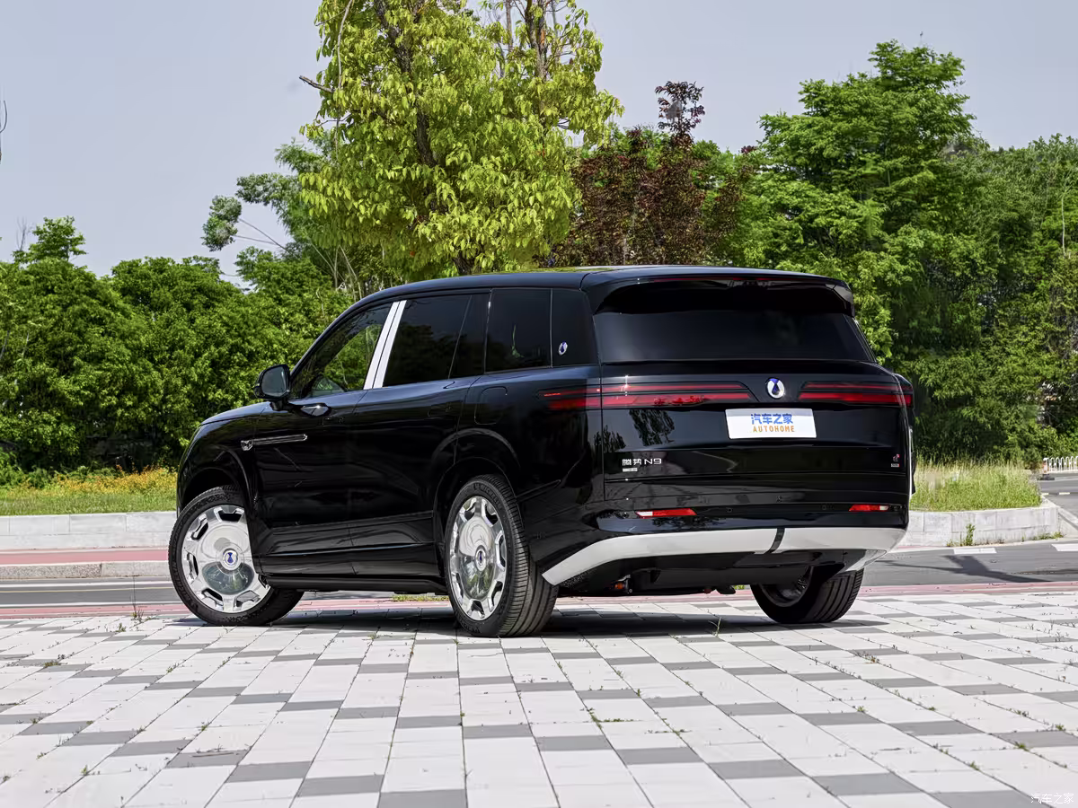 BYD's premium Denza brand has officially launched the upgraded N9 Flash Charge Edition, bringing a significant powertrain overhaul and faster charging infrastructure to one of China's most ambitious luxury SUVs. Three variants are available, priced from 409,800 to 469,800 yuan ($56,400–$64,600).
The N9 Flash Charge Edition debuted on May 18, 2026, marking a meaningful step forward for the model. The headline upgrade is the integration of BYD's second-generation Blade Battery paired with proprietary flash-charging technology, pushing pure-electric CLTC range from the previous figure up to 420 km. Denza says the brand's fast-charging network will expand aggressively by the end of 2026, with station coverage reaching within 3 km in Tier-1 and Tier-2 cities, 5 km in Tier-3 and Tier-4 cities, and 6 km in Tier-5 and Tier-6 cities.
Design: Familiar Silhouette, Premium New Touches
Visually, the Flash Charge Edition stays true to the existing N9's aesthetic. A closed front grille pairs with dual-layer LED headlight clusters to create a distinctive face, while new 22-inch mirror-forged alloy wheels add a sharper luxury edge. The SUV's footprint remains substantial: 5,258 mm long, 2,030 mm wide, and 1,830 mm tall, riding on a 3,125 mm wheelbase — dimensions that put it firmly in full-size luxury SUV territory.
Interior: Three Screens, 50-Inch HUD, and AI Cabin
Step inside and the N9 Flash Charge Edition makes an immediate impression. The dashboard is dominated by a 17.3-inch central touchscreen flanked by a 13.2-inch front-passenger entertainment display and a 13.2-inch instrument cluster. Above the windshield, a class-leading 50-inch head-up display projects navigation and driving data at scale.
Material quality has been upgraded across the board — real wood trim panels, metal control buttons, and an Alcantara headliner replace lesser materials, while diamond-quilted leather seating reinforces the premium positioning. The cabin also gains a next-generation AI smart cockpit system with multiple magnetic attachment points for accessory expansion. Driver-assistance duties are handled by Denza's Eye of God 5.0 (天神之眼 5.0) advanced driving system.
Powertrain: 2.0T PHEV + Three Electric Motors, 3.7-Second Sprint
The Flash Charge Edition uses a plug-in hybrid architecture anchored by a 2.0T turbocharged petrol engine producing 207 hp, combined with a three-motor electric system. The front motor delivers 200 kW, while each rear motor produces 240 kW — giving a combined system output of 680 kW. The result: a 0–100 km/h time of 3.7 seconds for a vehicle of this size and weight.
Total range is equally impressive. The battery-only CLTC figure stands at 420 km, while the combined petrol-electric range reaches 1,520 km — making long-distance trips genuinely effortless.
e³ Technology: Crab Walk, Zero-Radius Turns, and Active Torque Vectoring
Perhaps the most technically ambitious aspect of the N9 Flash Charge Edition is its e³ (Yi San Fang) multi-motor platform, which enables each motor to drive and brake independently. This is complemented by BYD's Yunchen-A (云辇-A) adaptive suspension system. Together, the two technologies unlock a suite of capabilities rarely seen outside of purpose-built performance vehicles:Minimum turning radius of 4.65 metres — exceptional for a vehicle of this length
Compass turn (pivot spin) — zero-radius U-turn using opposing wheel torques
e³ self-parking mode — precision low-speed maneuvering assisted by independent motor control
15° intelligent crab walk — lateral diagonal movement for tight parking scenarios
Low-grip surface stability control
High-speed blowout stabilisation
VMC (Vehicle Motion Control) — coordinated torque management across all three motorsRear-axle dual-motor independent steering spans ±20°, giving the N9 a dynamic agility that belies its full-size dimensions.
Verdict
The Denza N9 Flash Charge Edition raises the bar in China's increasingly competitive luxury PHEV SUV segment. With a second-generation Blade Battery, 1,520 km total range, 680 kW of combined output, and an expanding flash-charge network, it addresses the practical concerns that once shadowed large electric SUVs. At 409,800–469,800 yuan ($56,400–$64,600), it targets buyers who want flagship performance without choosing between a combustion engine and a charging cable.