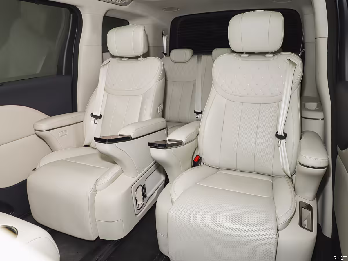 2026 Hongqi HQ9 dual zero-gravity second-row seats with graphene heating