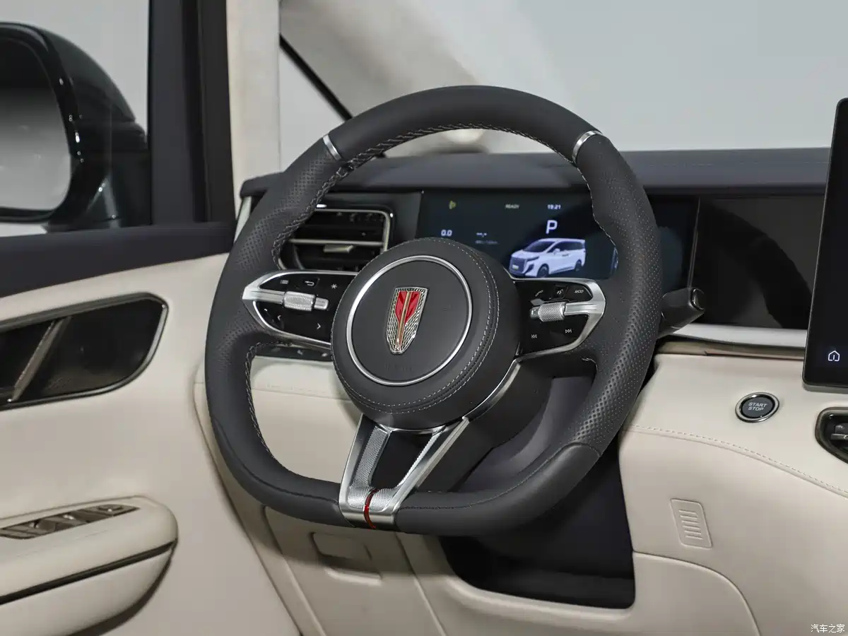 2026 Hongqi HQ9 dual 15.6-inch 2.5K infotainment screens and ambient lighting