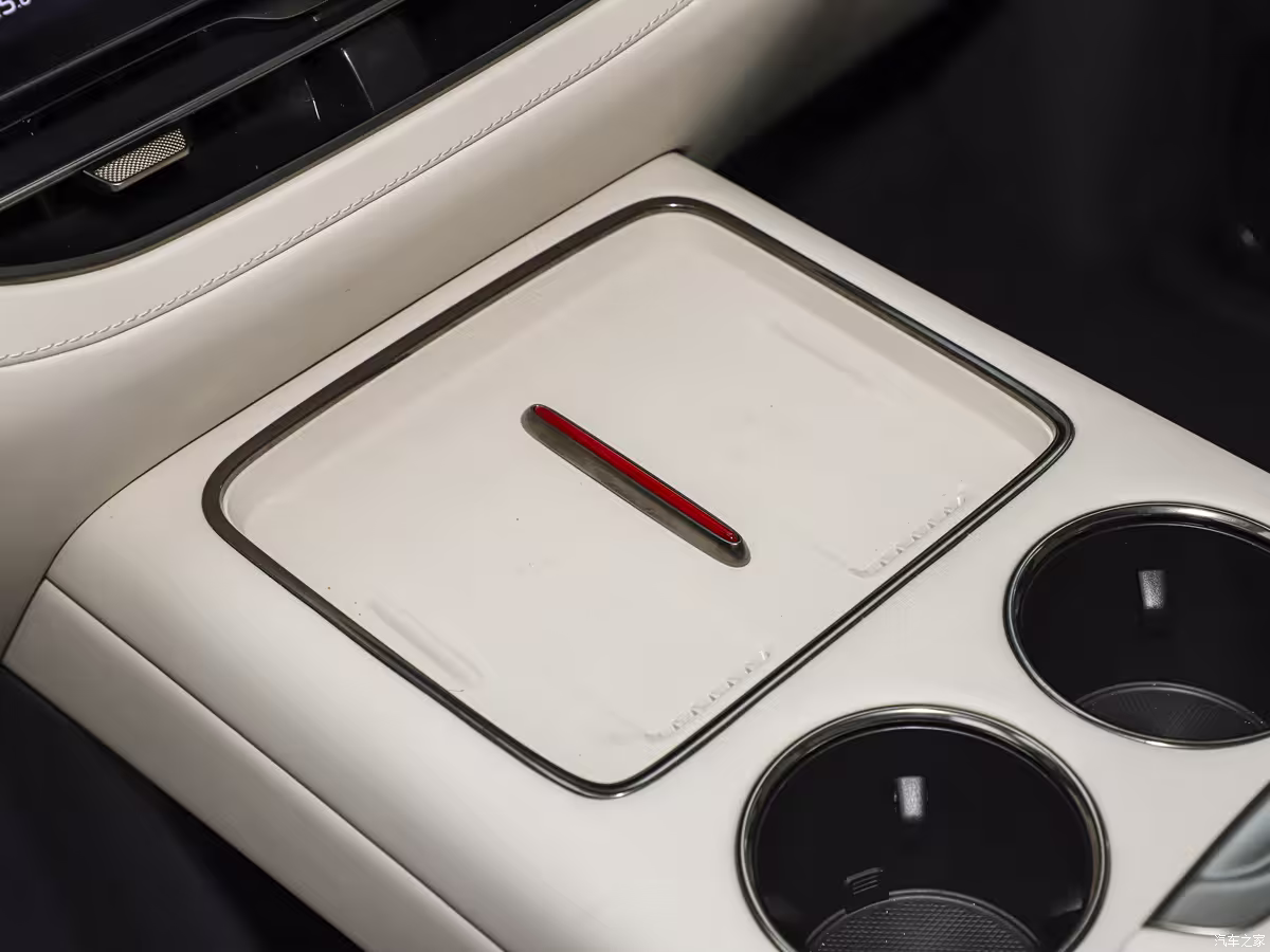 2026 Hongqi HQ9 dual 15.6-inch 2.5K infotainment screens and ambient lighting