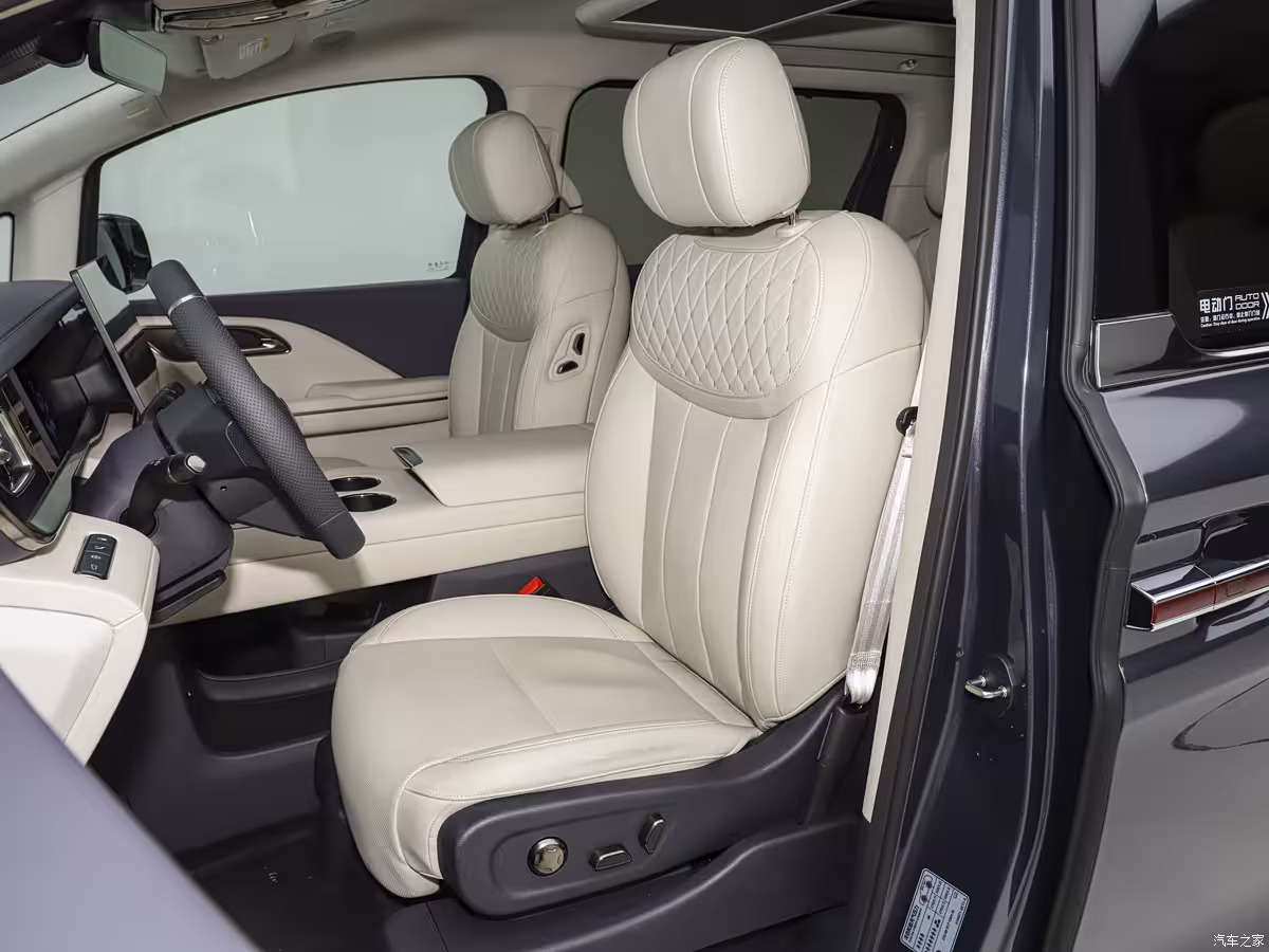 2026 Hongqi HQ9 dual 15.6-inch 2.5K infotainment screens and ambient lighting