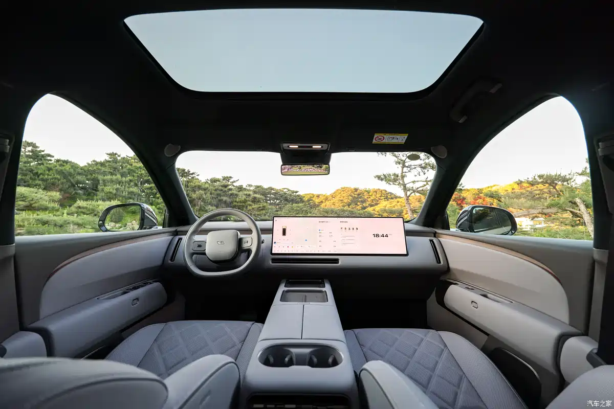2026 Li Auto L9 interior showing 29-inch 6K panoramic screen powered by Snapdragon 8797 Elite with 92.4% screen-to-body ratio
