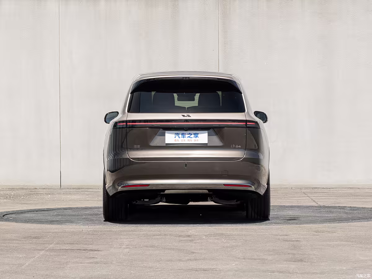 2026 Li Auto L9 rear view with integrated LED light bar and sculpted tailgate design