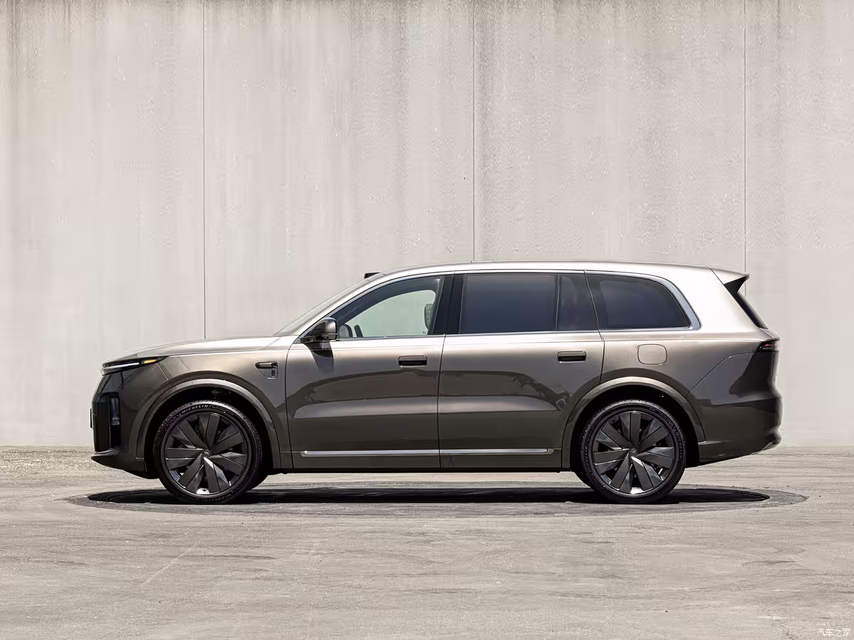 2026 Li Auto L9 side profile highlighting shortened front overhang, extended rear overhang, and 22-inch alloy wheels