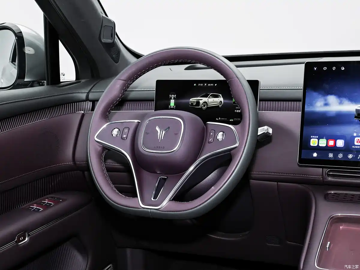 2026 Voyah Taishan X8 interior dual 15.6-inch HarmonyOS touchscreens