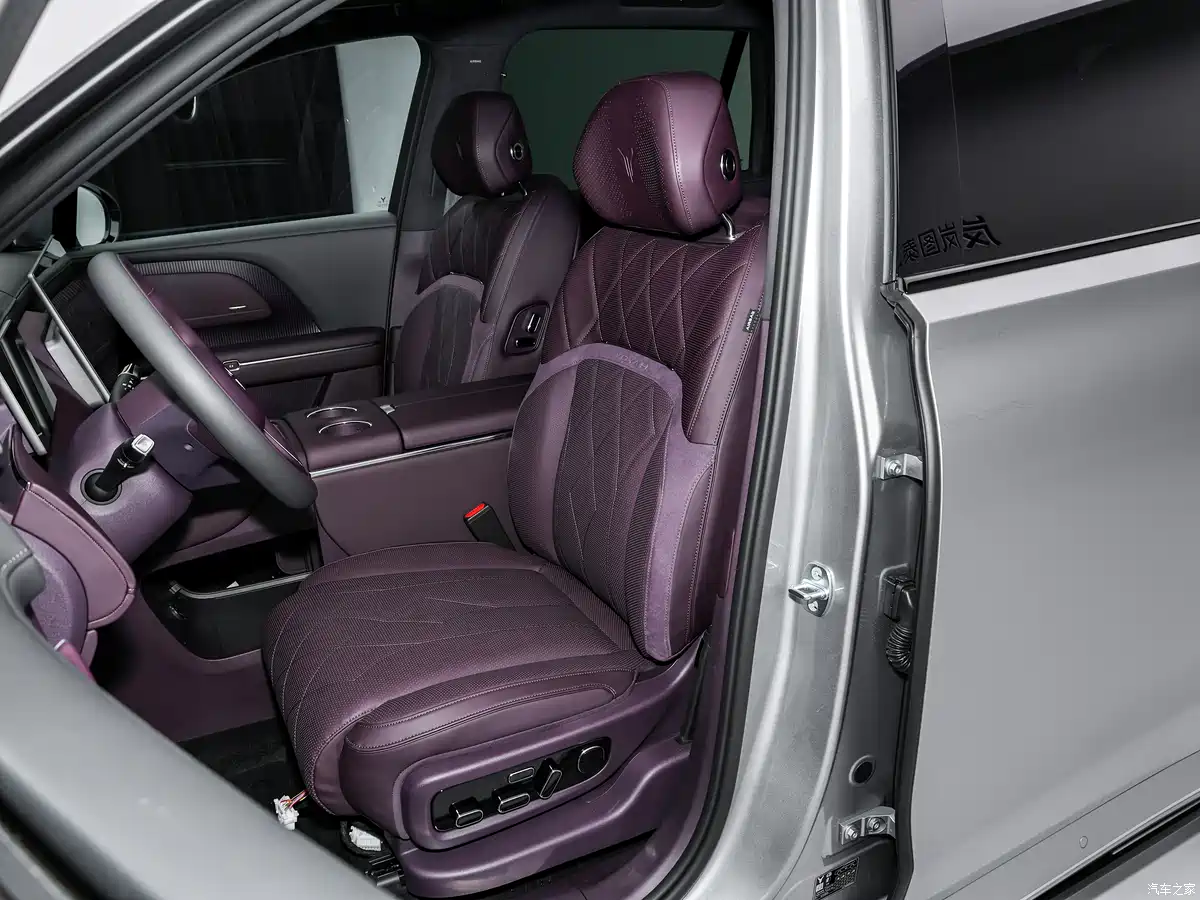 2026 Voyah Taishan X8 interior dual 15.6-inch HarmonyOS touchscreens