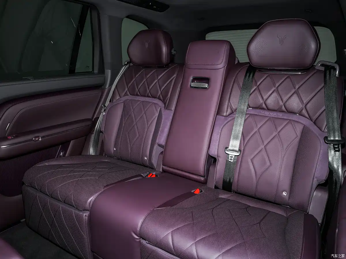 2026 Voyah Taishan X8 second-row zero-gravity recliner seats with massage