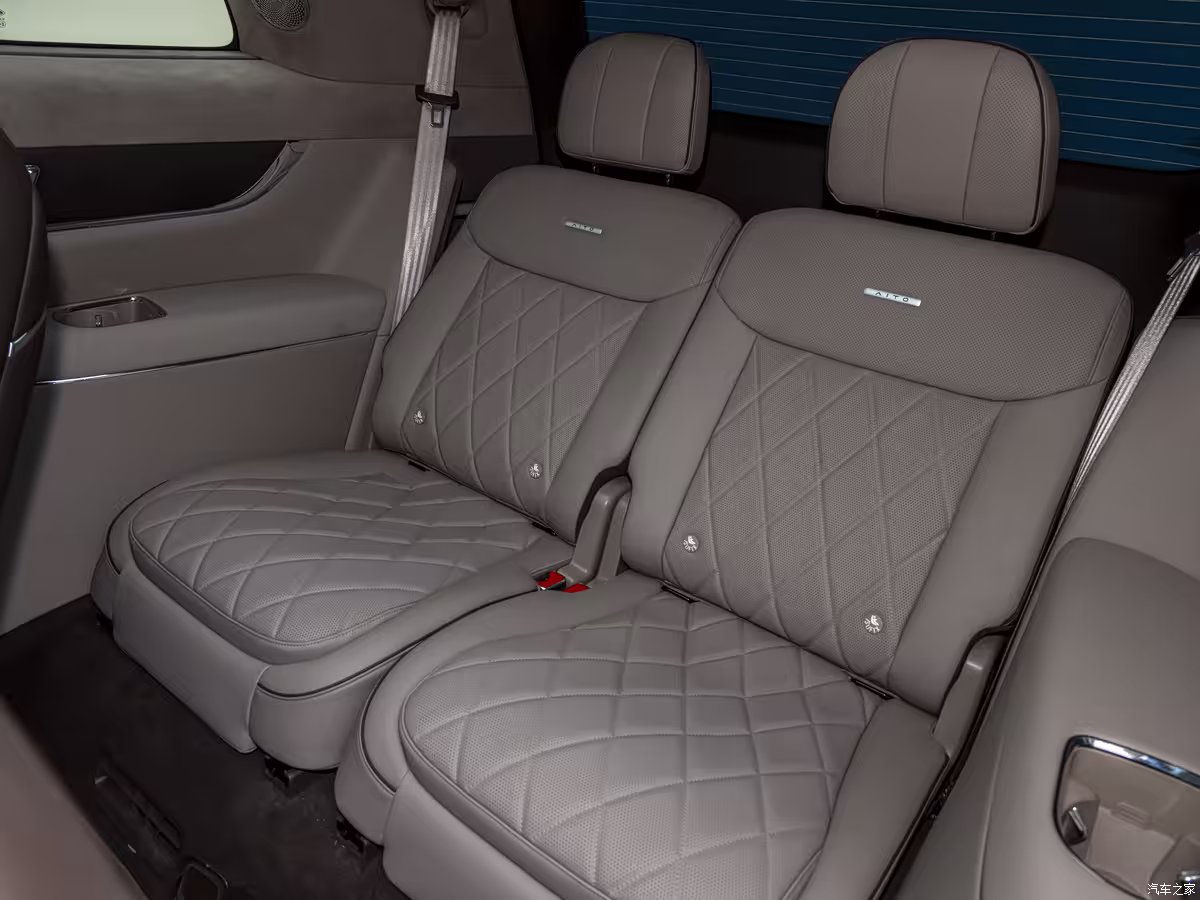 2026 AITO M9 Ultimate long-wheelbase six-seat interior with rotating second-row seats