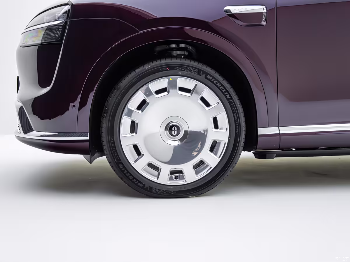 2026 AITO M9 side profile showing new dimensions 5285mm length 3125mm wheelbase
