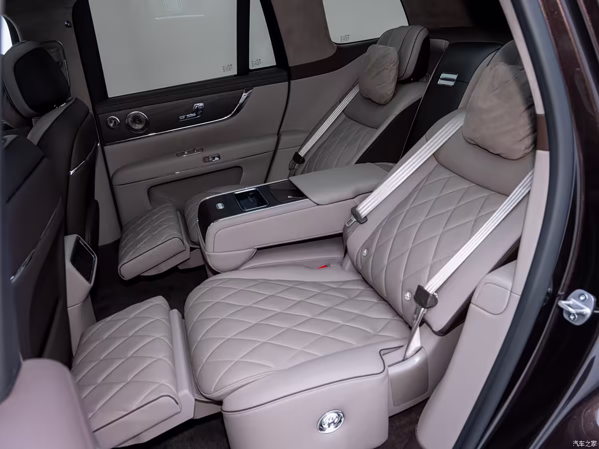 2026 AITO M9 Ultimate long-wheelbase six-seat interior with rotating second-row seats