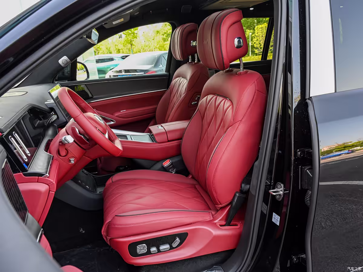 Denza N9 interior 17.3-inch infotainment screen and 50-inch HUD