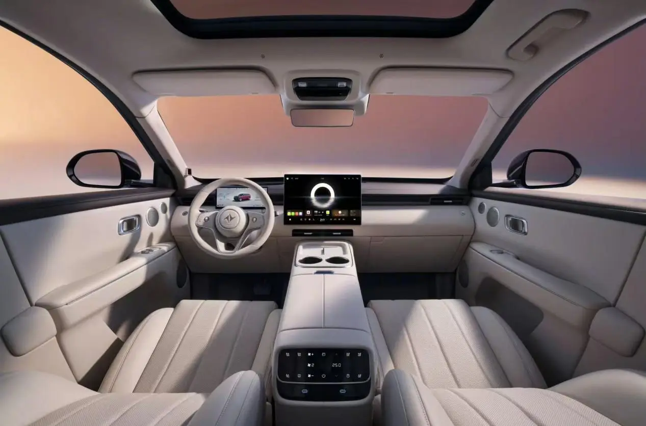 Dongfeng Yipai M8 interior with 16.1-inch 3K touchscreen and HarmonySpace 5.2