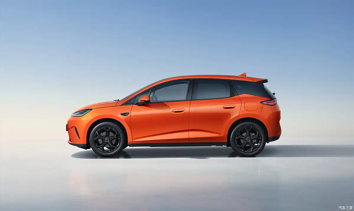 2026 BYD Dolphin G DM-i side profile showing sport wheels and character line
