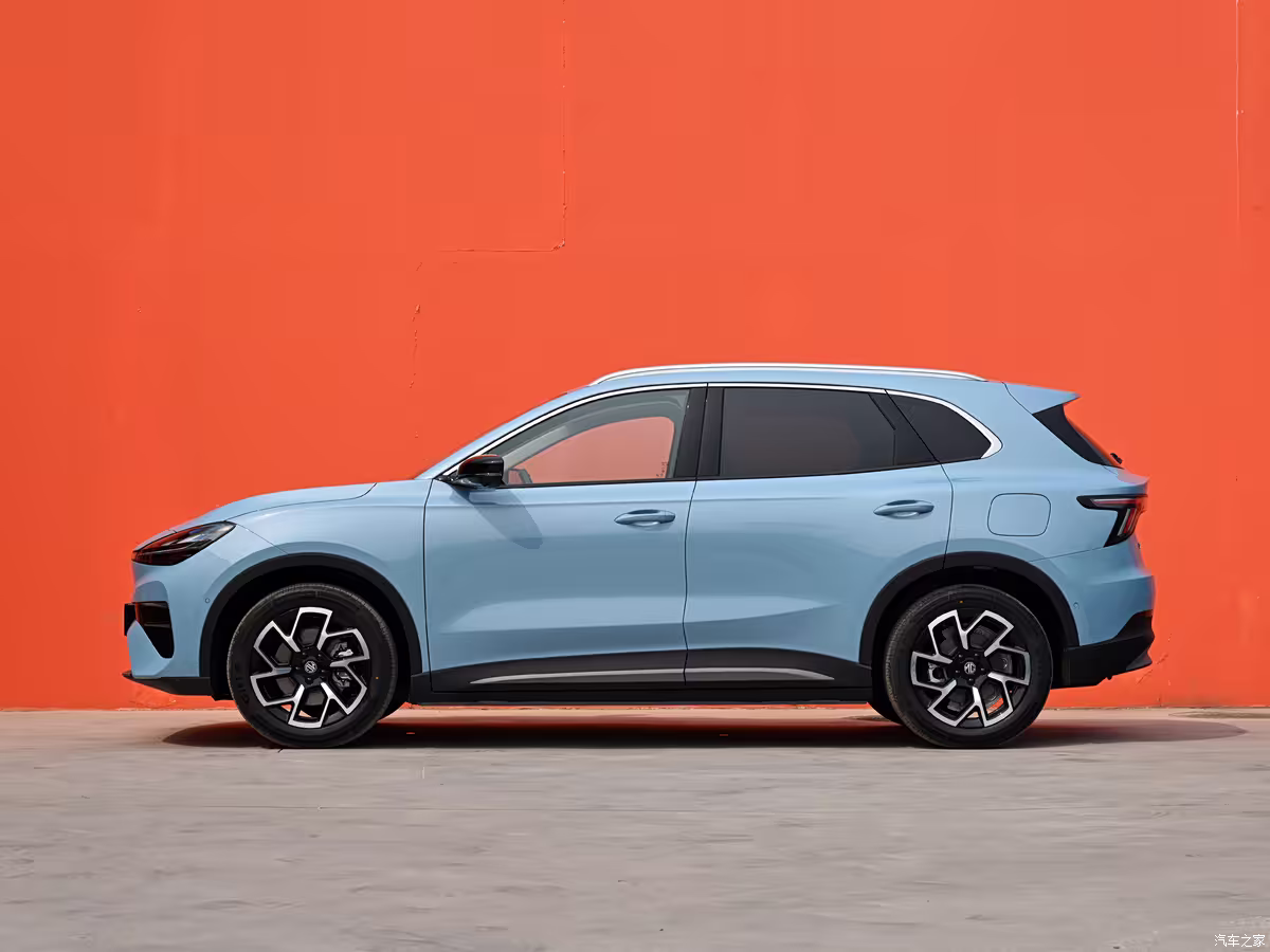 mg-4x-compact-ev-suv-side-profile-2026.jpg
Alt: 2026 MG 4X side profile showing smooth body lines, black wheel arches and traditional door handles