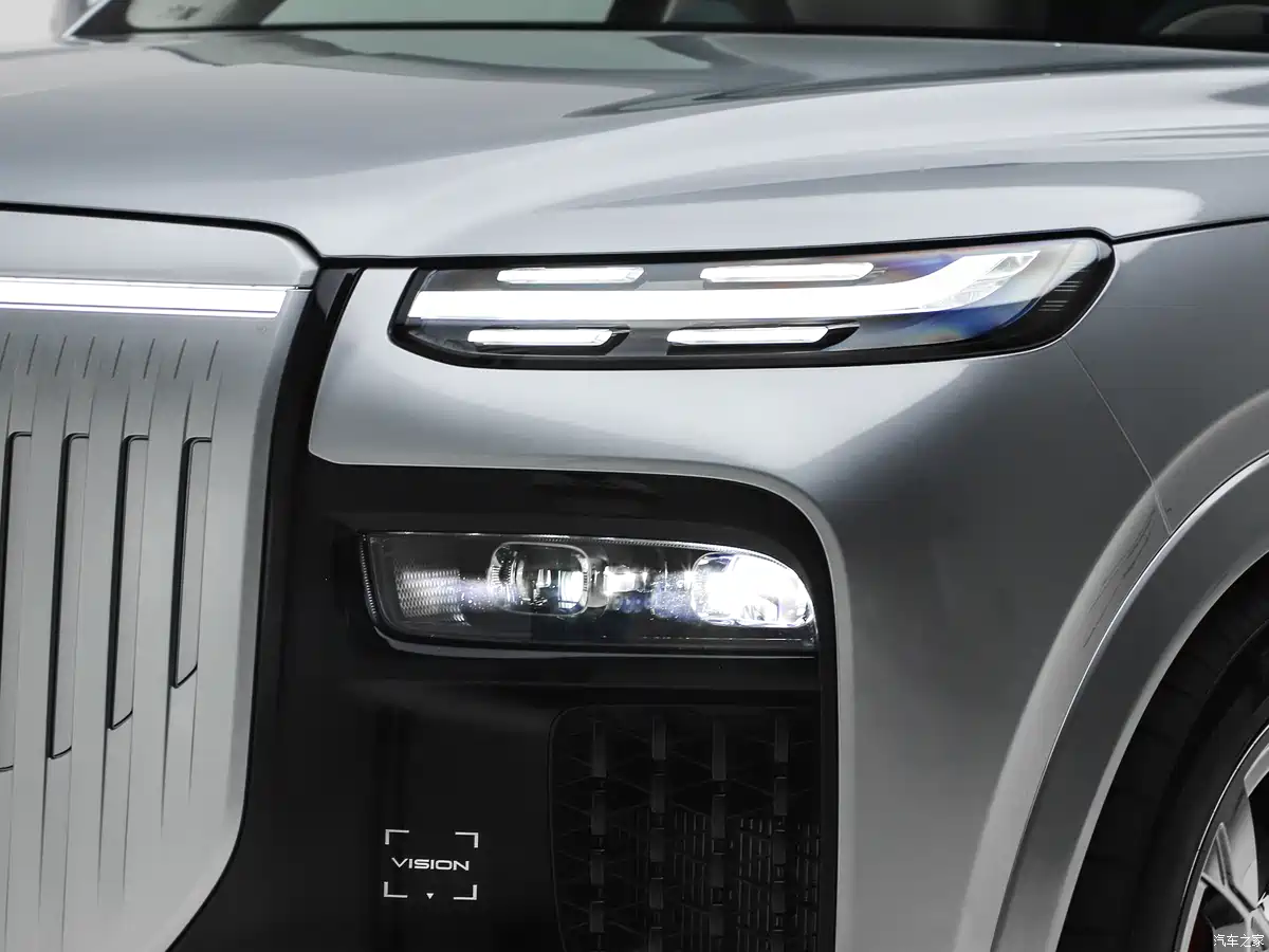 2026 Voyah Taishan X8 front active illuminated grille and DLP headlights