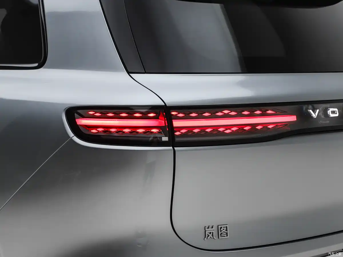 2026 Voyah Taishan X8 rear full-width Galaxy LED light bar illuminated logo