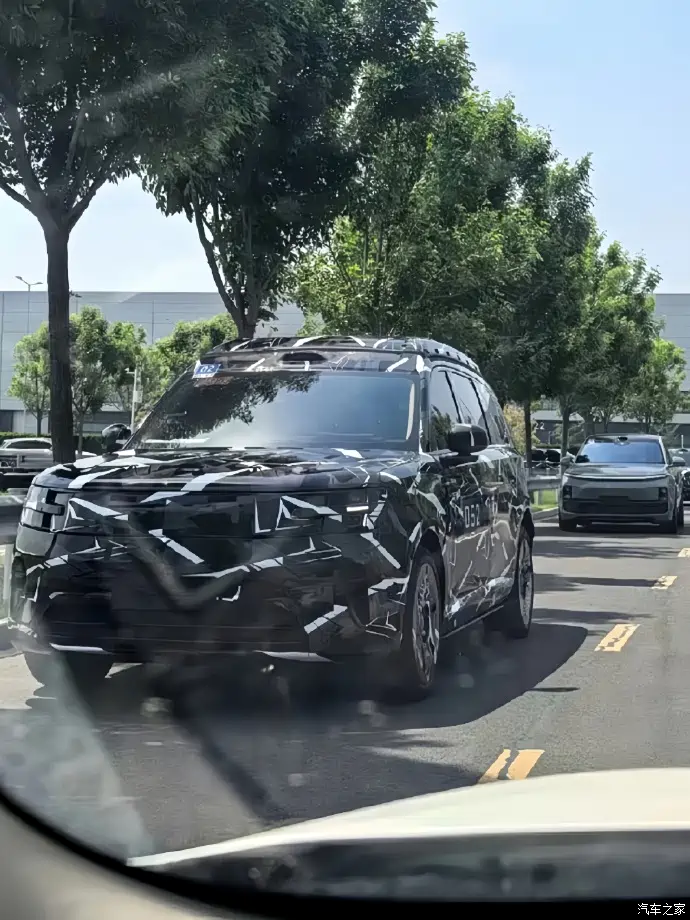 Xiaomi SKYNOMAD Kunlun range-extender SUV spy shot showing boxy off-road design