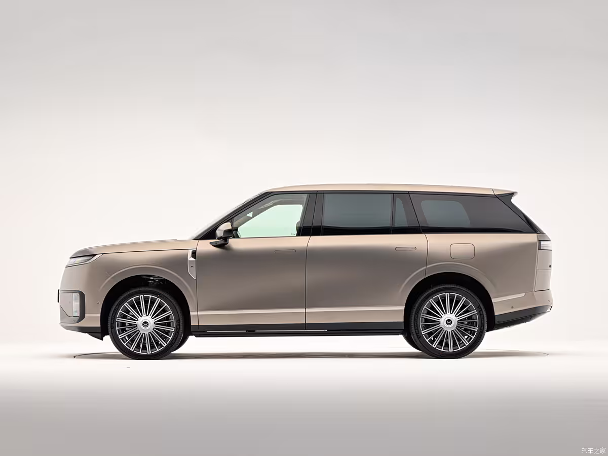 2025 Xpeng GX full-size flagship SUV exterior front three-quarter view