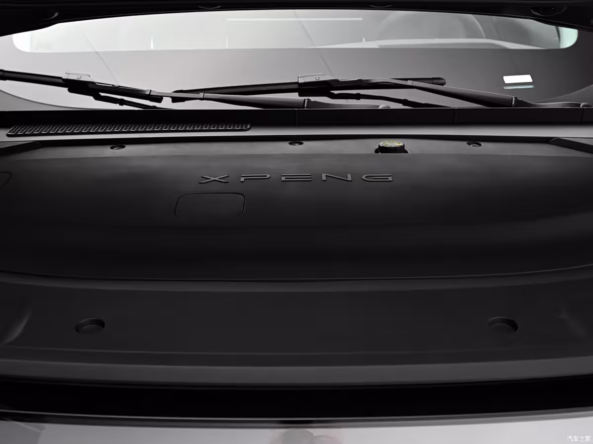 2025 Xpeng GX full-size flagship SUV exterior front three-quarter view
