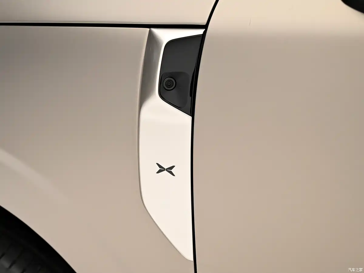 2025 Xpeng GX full-size flagship SUV exterior front three-quarter view