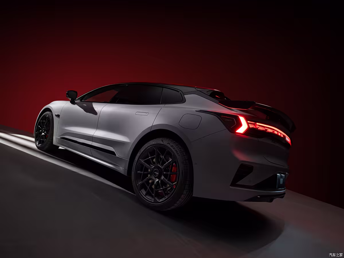 Zeekr 001 Fifth Anniversary Edition in Glacier Silver with black roof and carbon fiber spoiler