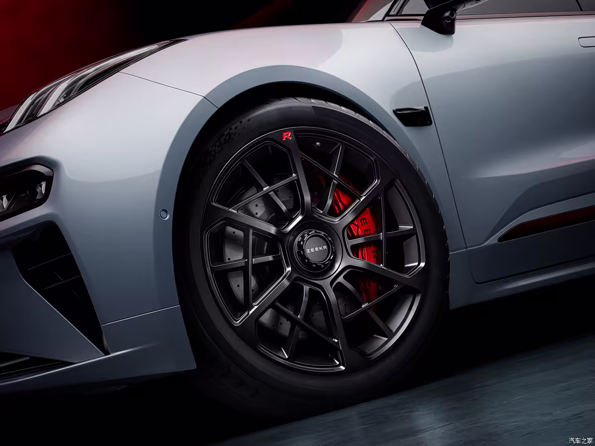 Zeekr 001 Fifth Anniversary Edition in Glacier Silver with black roof and carbon fiber spoiler