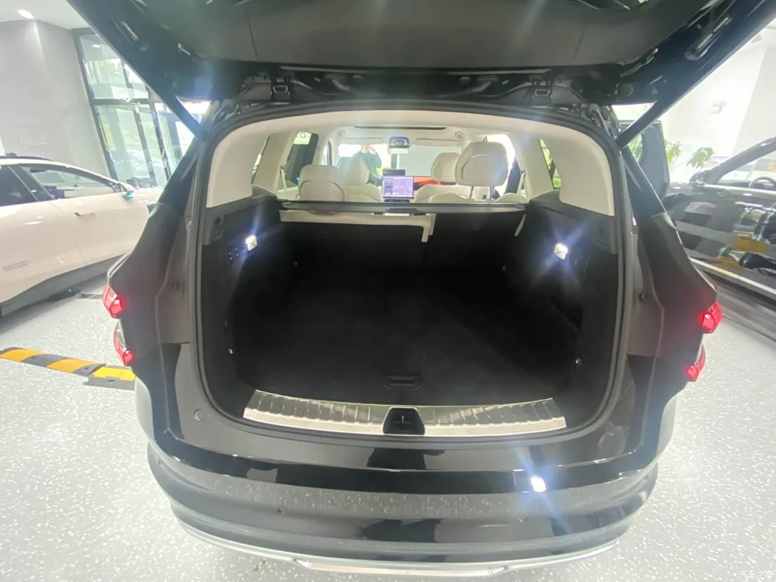 ZEEKR 8X electric SUV exterior design review – modern Chinese EV with futuristic styling