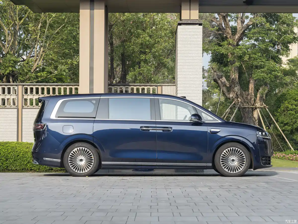 2025 Zhijie V9 front exterior in Shenhai Blue with LED matrix headlights