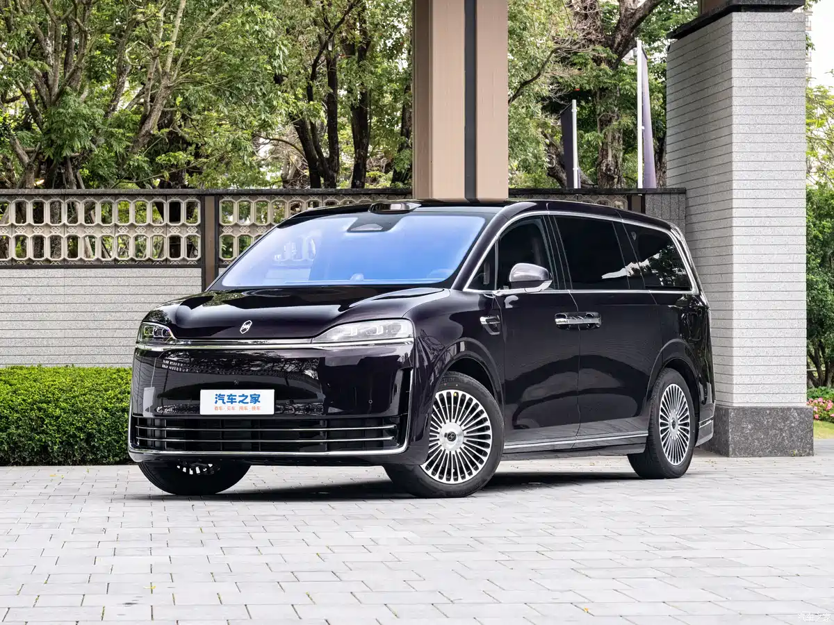 2025 Zhijie V9 front exterior in Shenhai Blue with LED matrix headlights