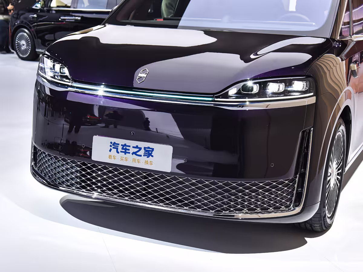 2025 Zhijie V9 front exterior in Shenhai Blue with LED matrix headlights