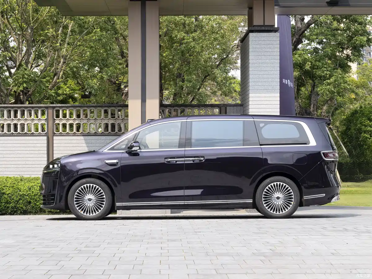 2025 Zhijie V9 front exterior in Shenhai Blue with LED matrix headlights