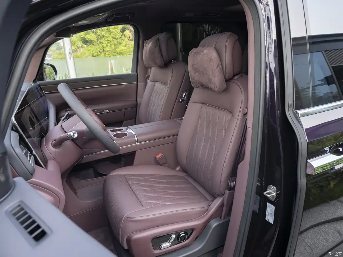 Zhijie V9 second-row zero-gravity seats in 123-degree recline with leg rests