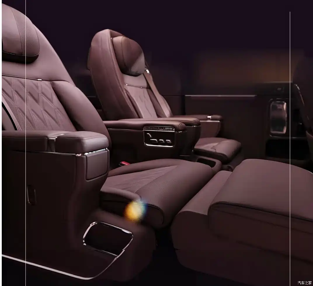 Zhijie V9 second-row zero-gravity seats in 123-degree recline with leg rests