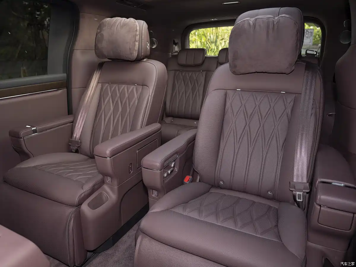 Zhijie V9 second-row zero-gravity seats in 123-degree recline with leg rests