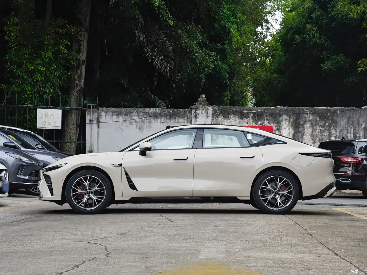 2026 Chery Exeed ES side profile aero channels six-piston calipers