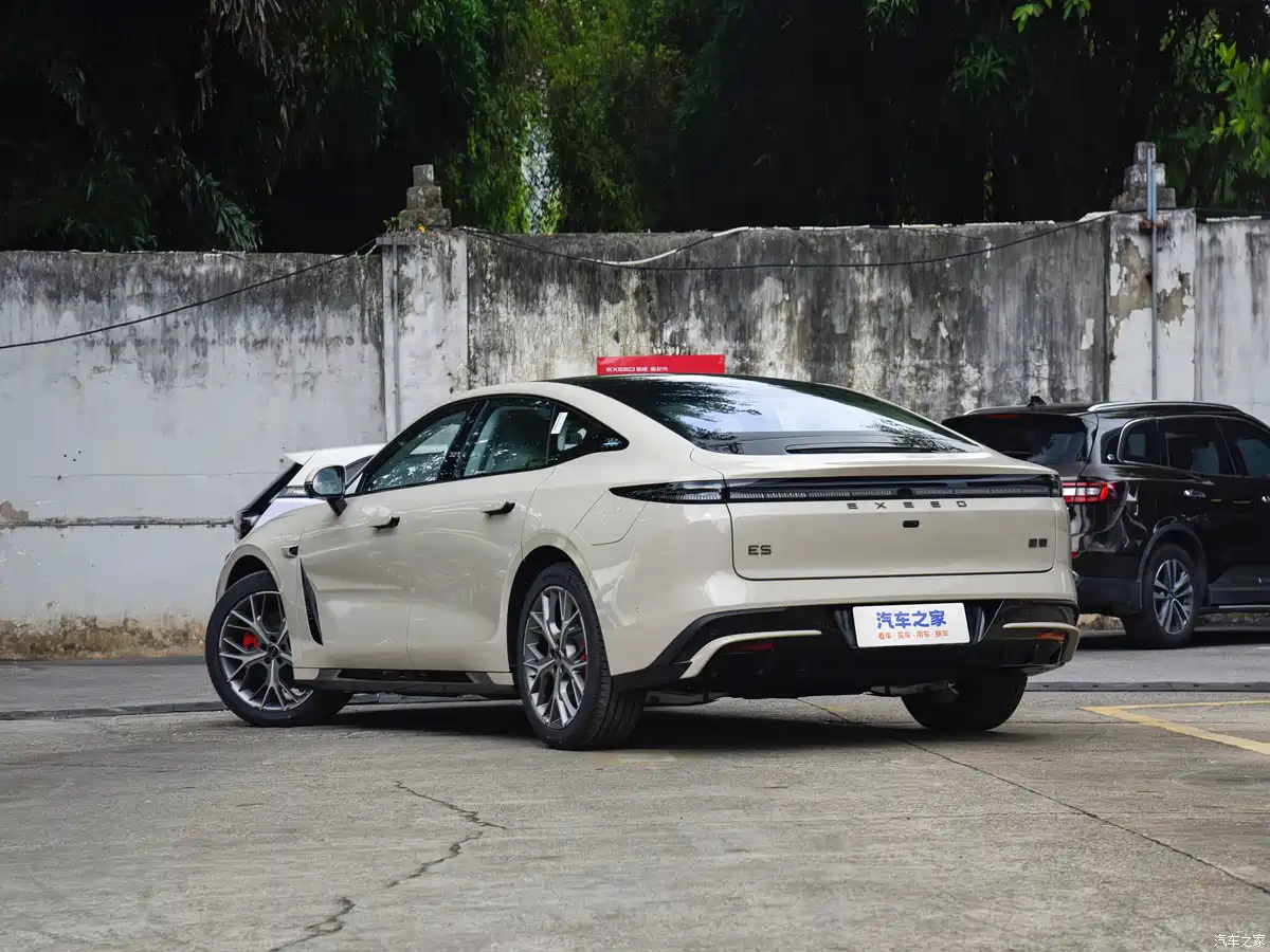 2026 Exeed ES rear full-width LED tail lamp electric spoiler