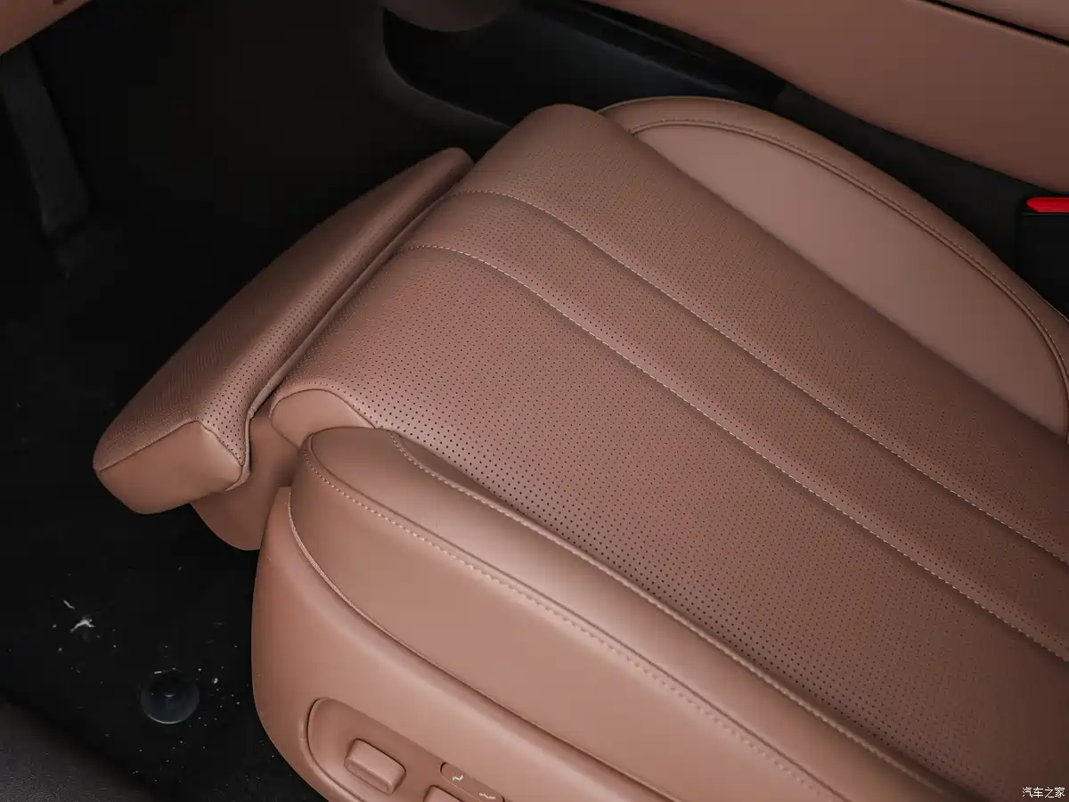 2026 Leapmotor C10 front seats reclining leg support