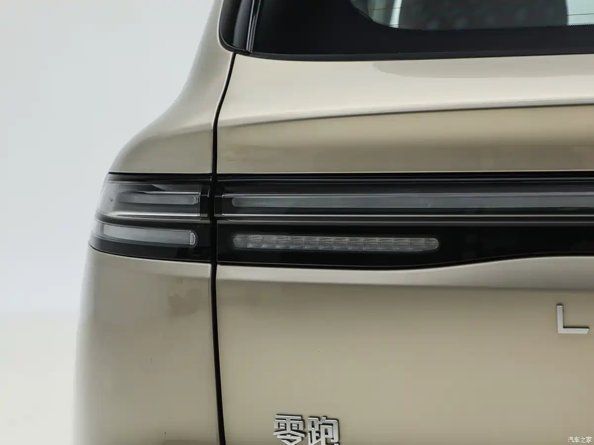 2026 Leapmotor C10 rear full-width tail lights