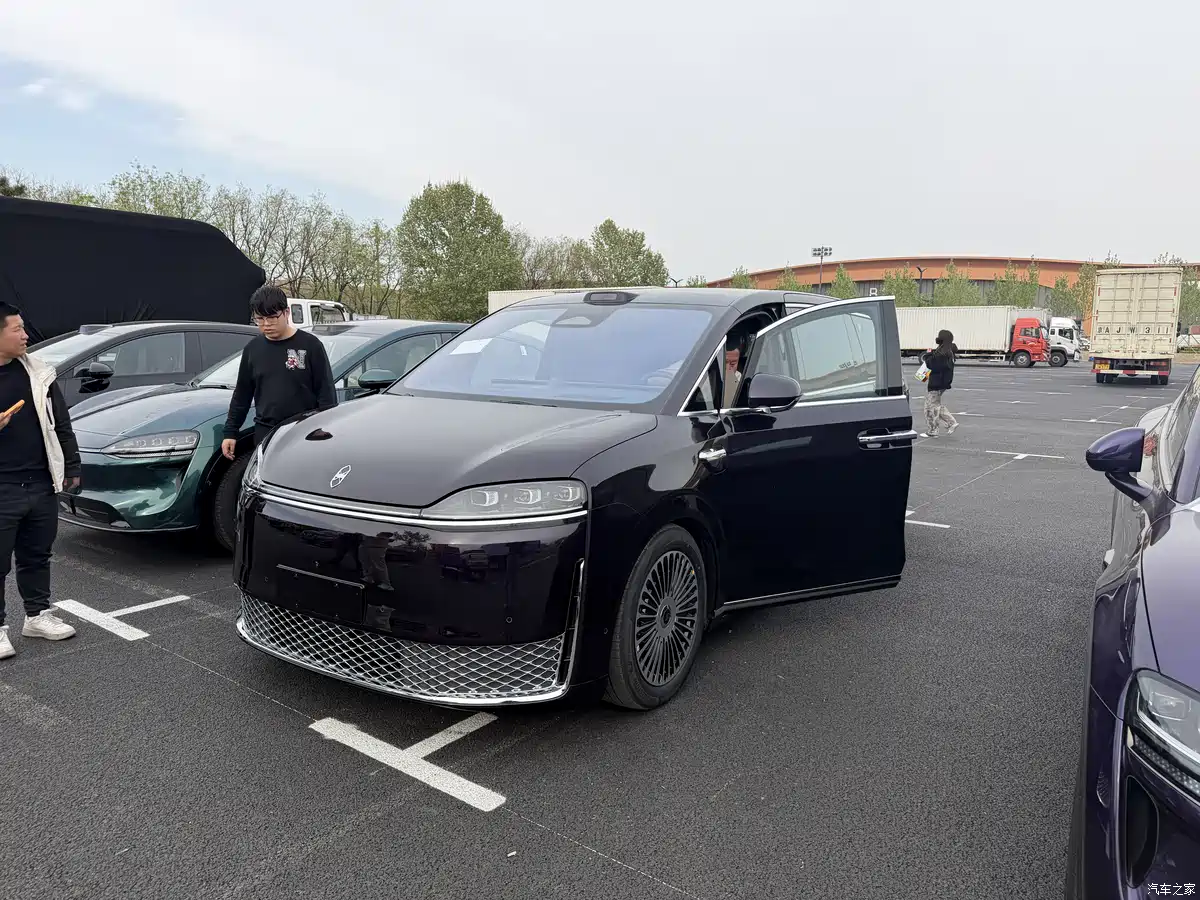 Luxeed V9 MPV Spotted Ahead of Beijing Auto Show with 1250km+ Range