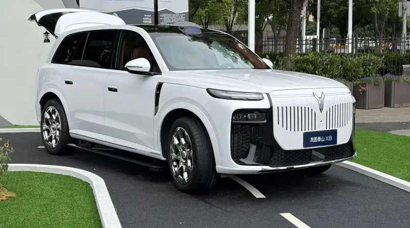 2026 Voyah Taishan X8 front active illuminated grille and DLP headlights