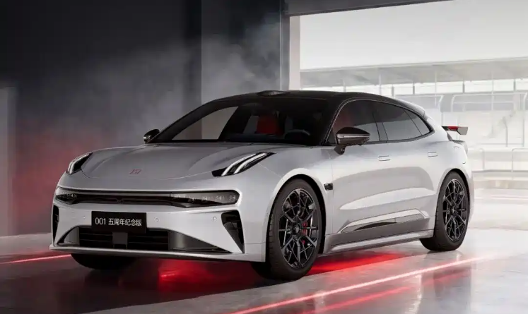 Zeekr 001 Fifth Anniversary Edition in Glacier Silver with black roof and carbon fiber spoiler