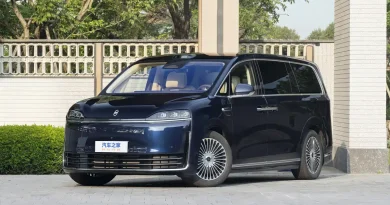2025 Zhijie V9 front exterior in Shenhai Blue with LED matrix headlights