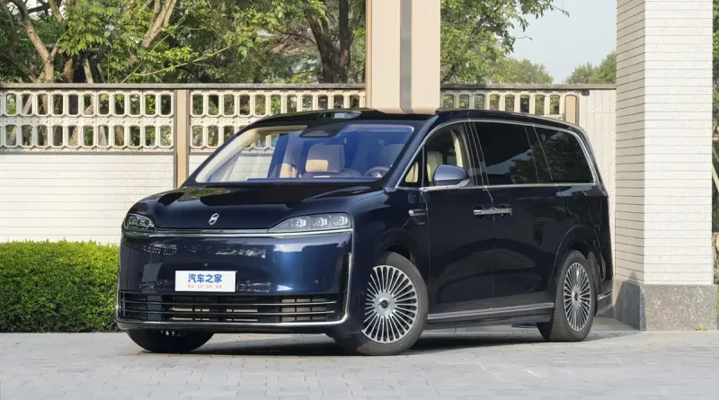 2025 Zhijie V9 front exterior in Shenhai Blue with LED matrix headlights