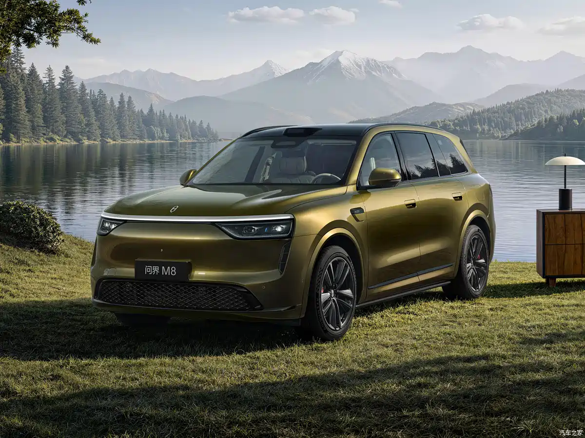 AITO M8 Facelift Interior Revealed: New “Gravel Brown” and “Moonlit White” Cabin Colors